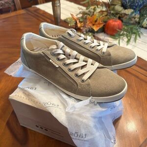 Women’s Taos khaki canvas sneakers. Sz 10M
